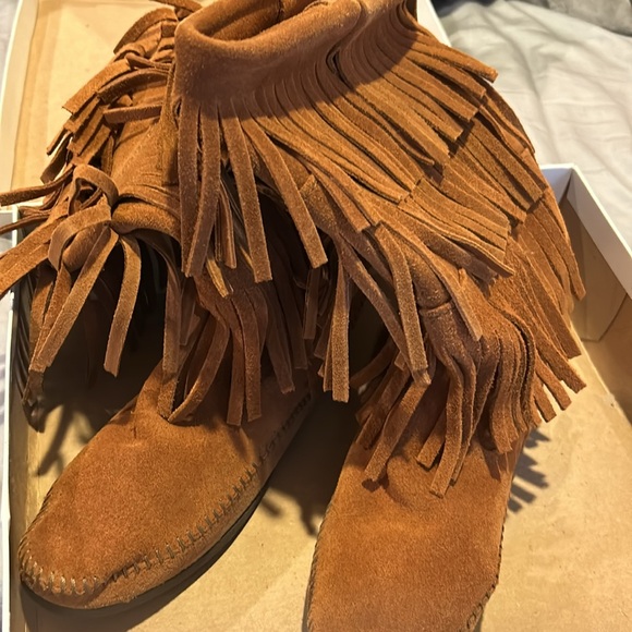 Minnetonka moccasin fringe boots - Picture 5 of 7